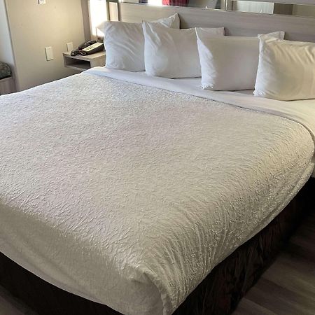 Microtel Inn And Suites Кларксвил Екстериор снимка