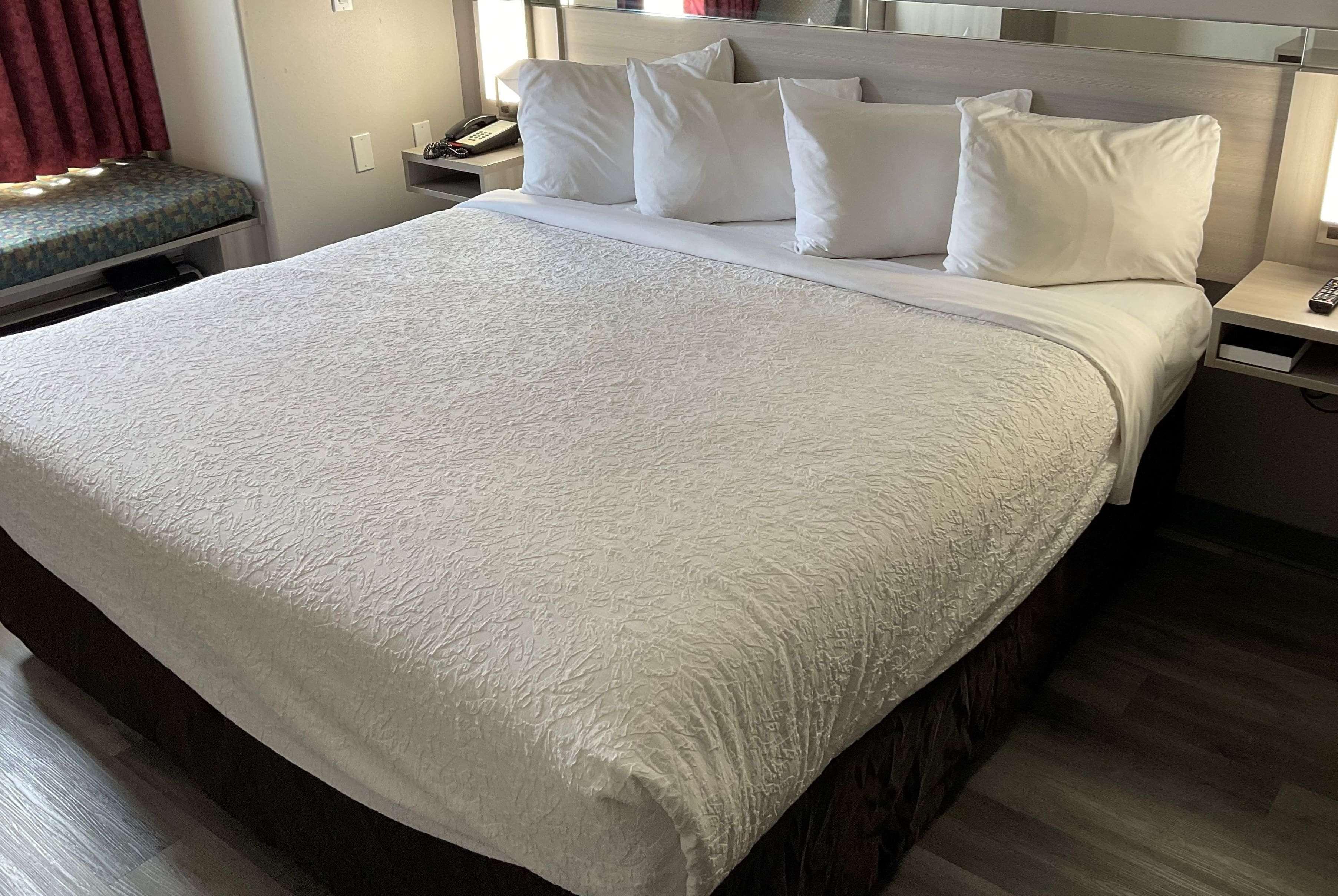 Microtel Inn And Suites Кларксвил Екстериор снимка