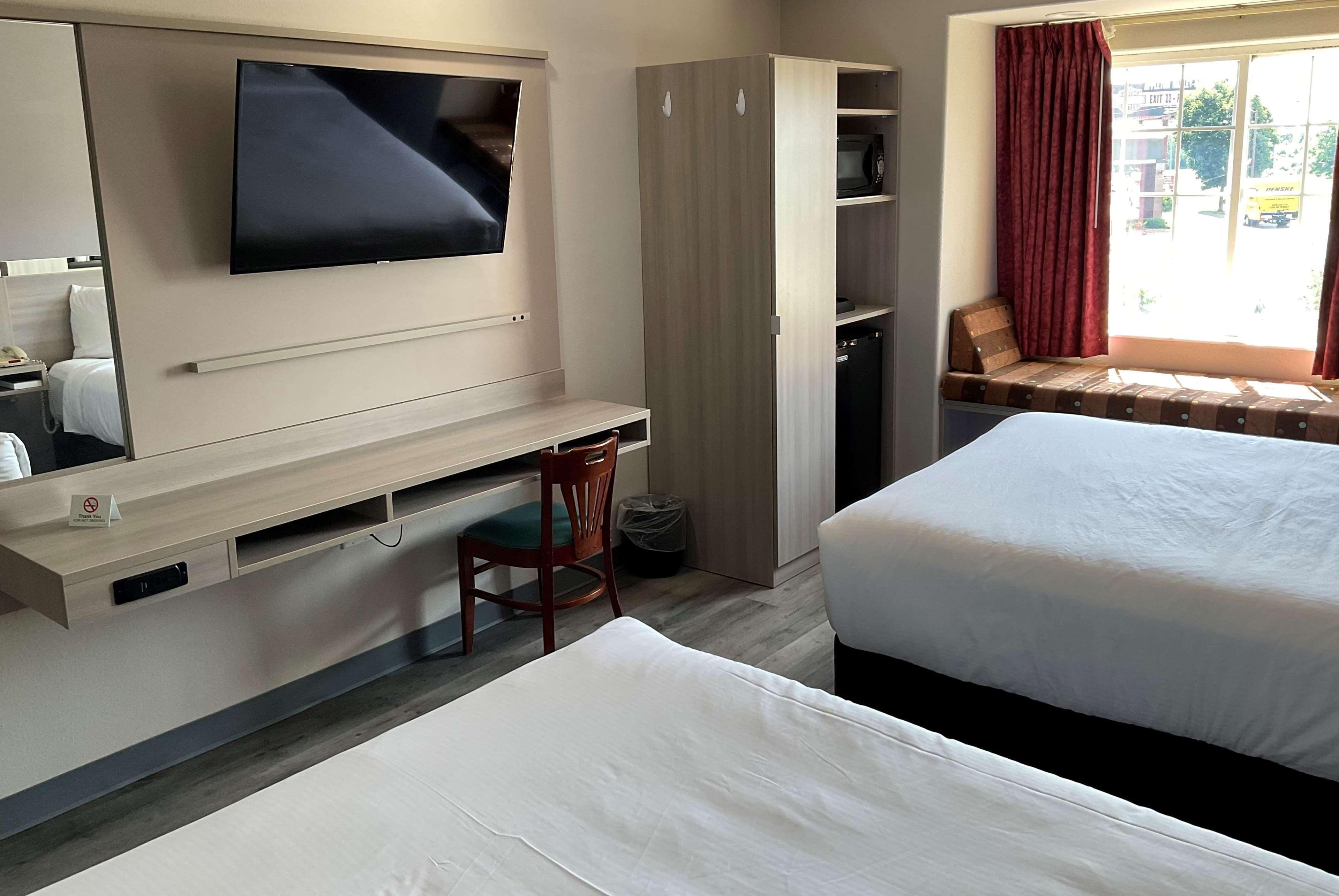 Microtel Inn And Suites Кларксвил Екстериор снимка