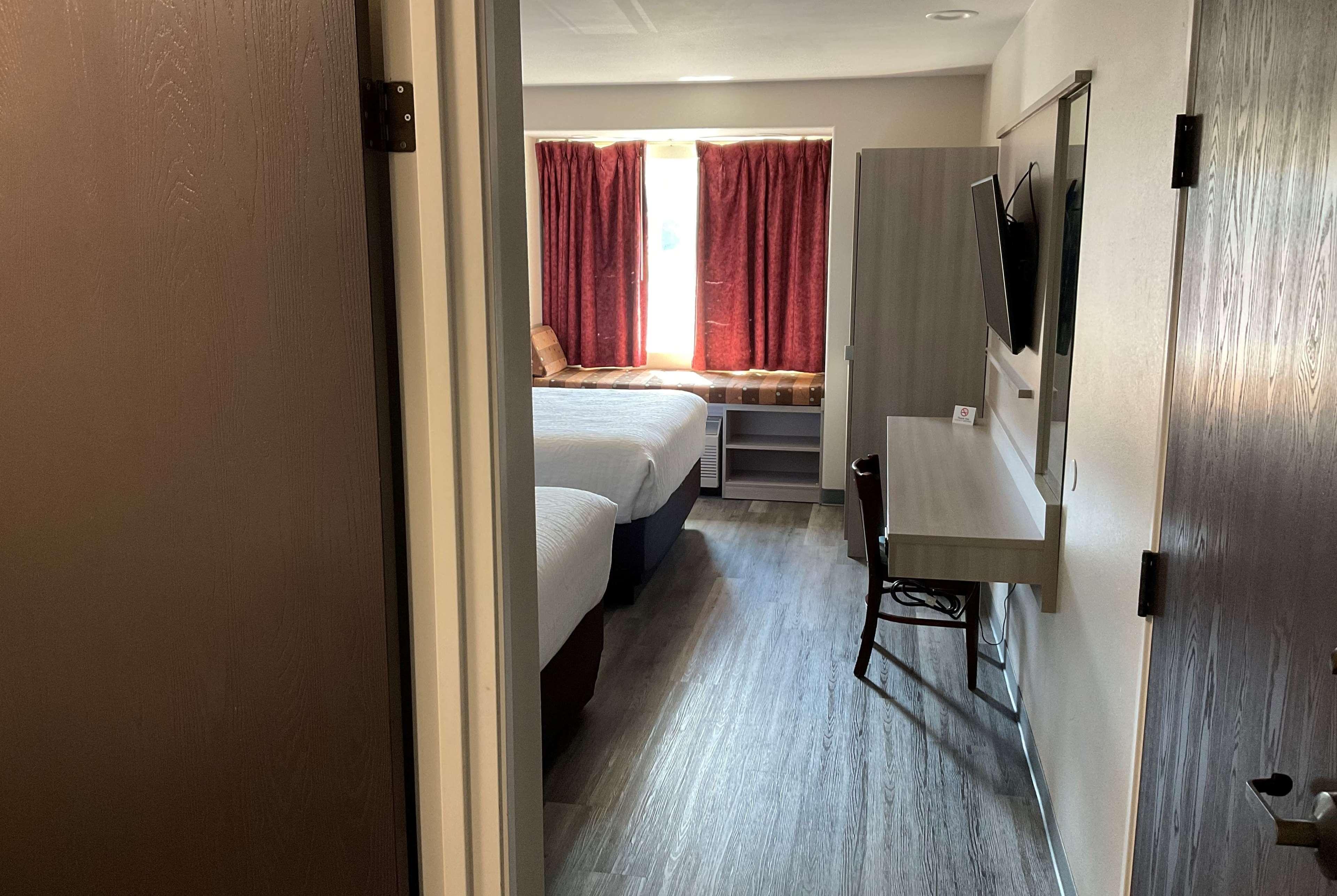 Microtel Inn And Suites Кларксвил Екстериор снимка