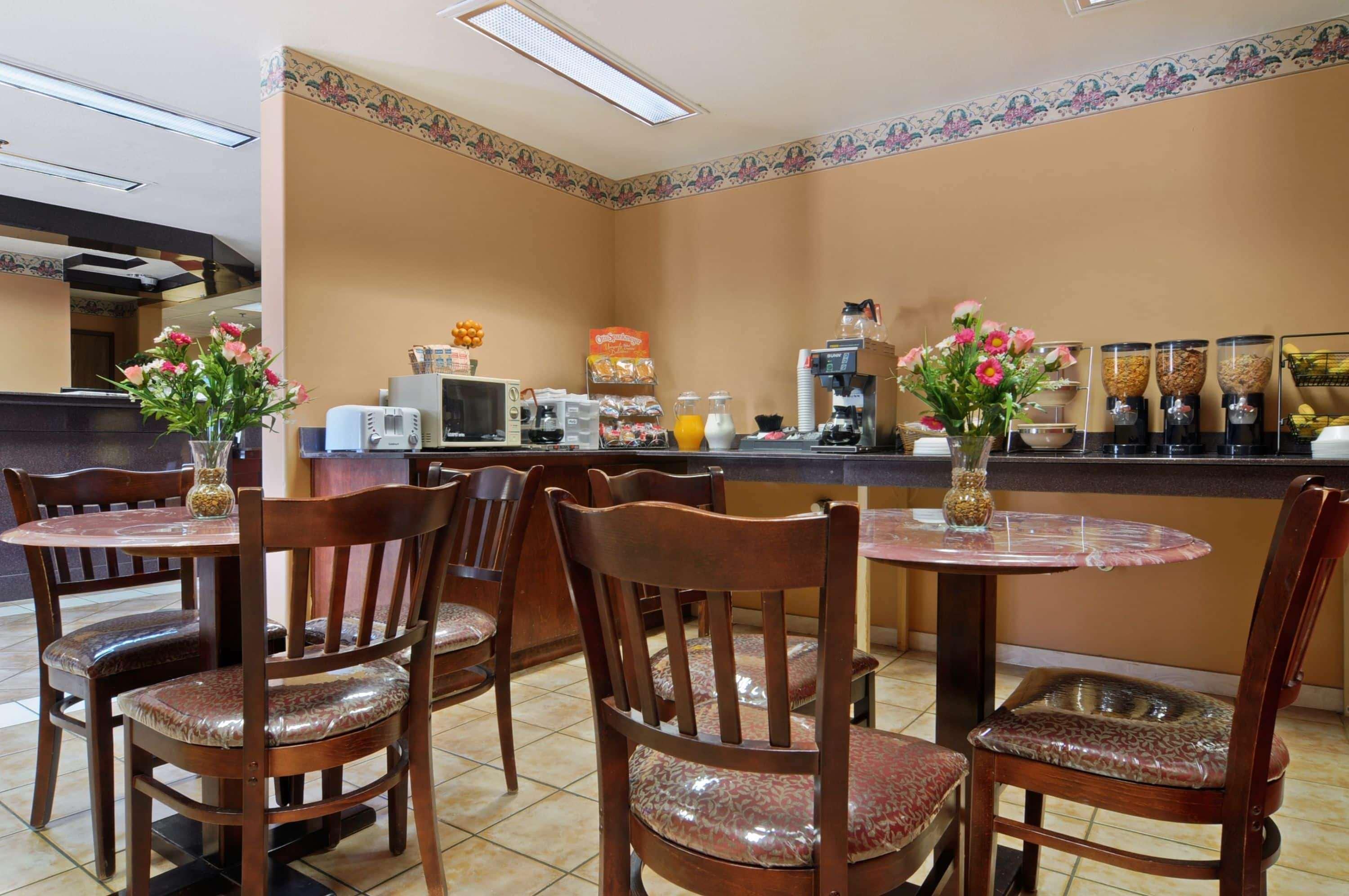 Microtel Inn And Suites Кларксвил Екстериор снимка