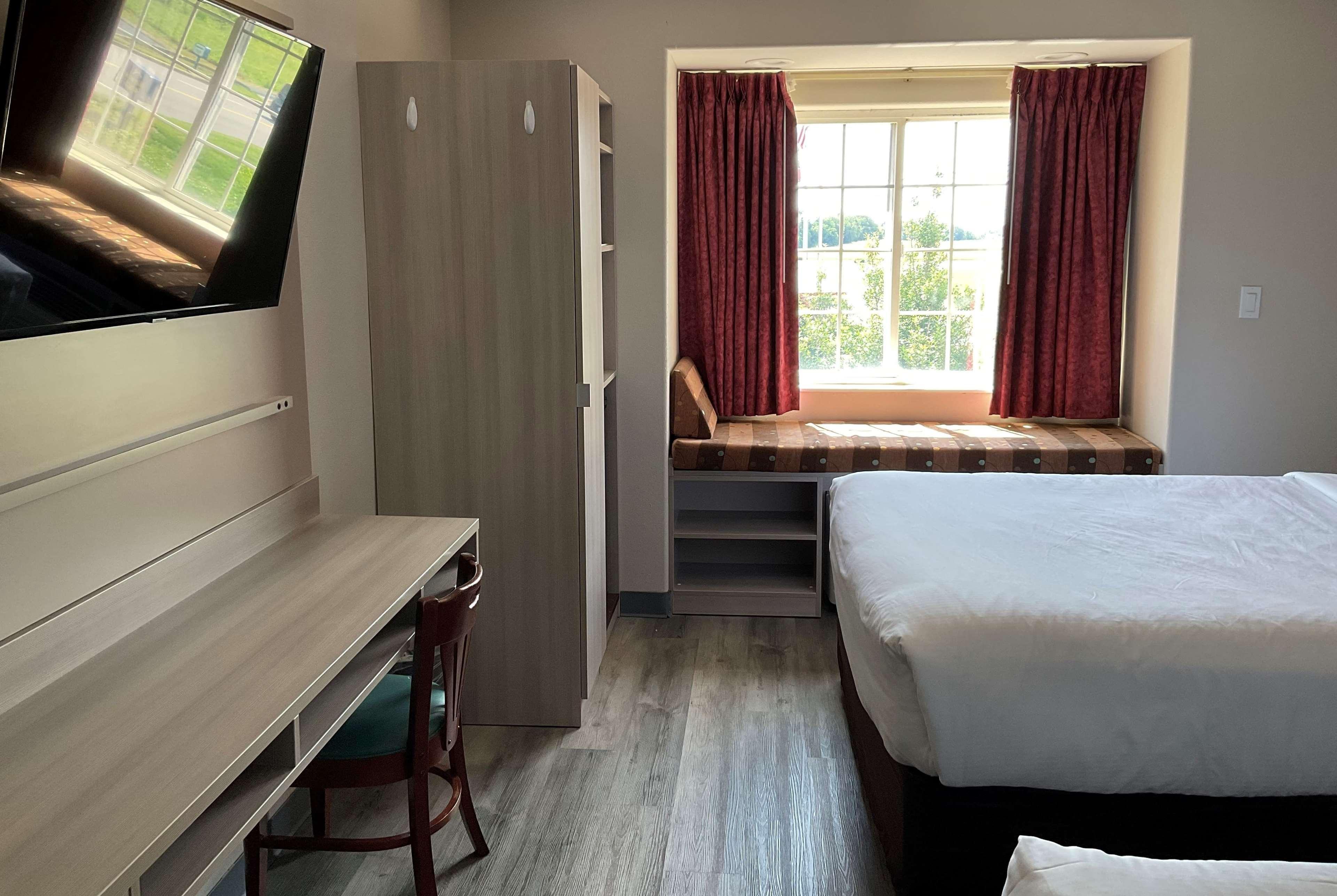 Microtel Inn And Suites Кларксвил Екстериор снимка