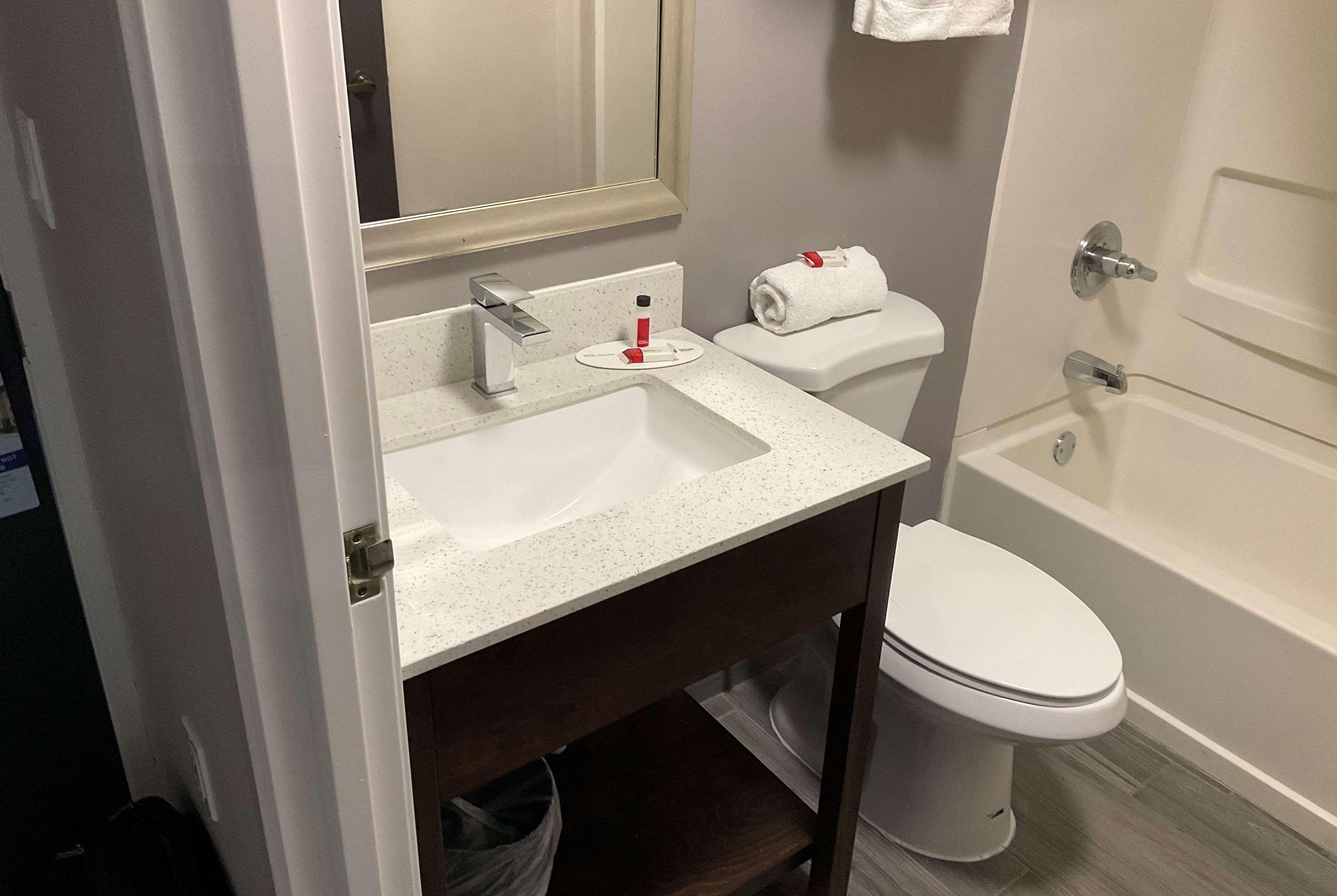 Microtel Inn And Suites Кларксвил Екстериор снимка