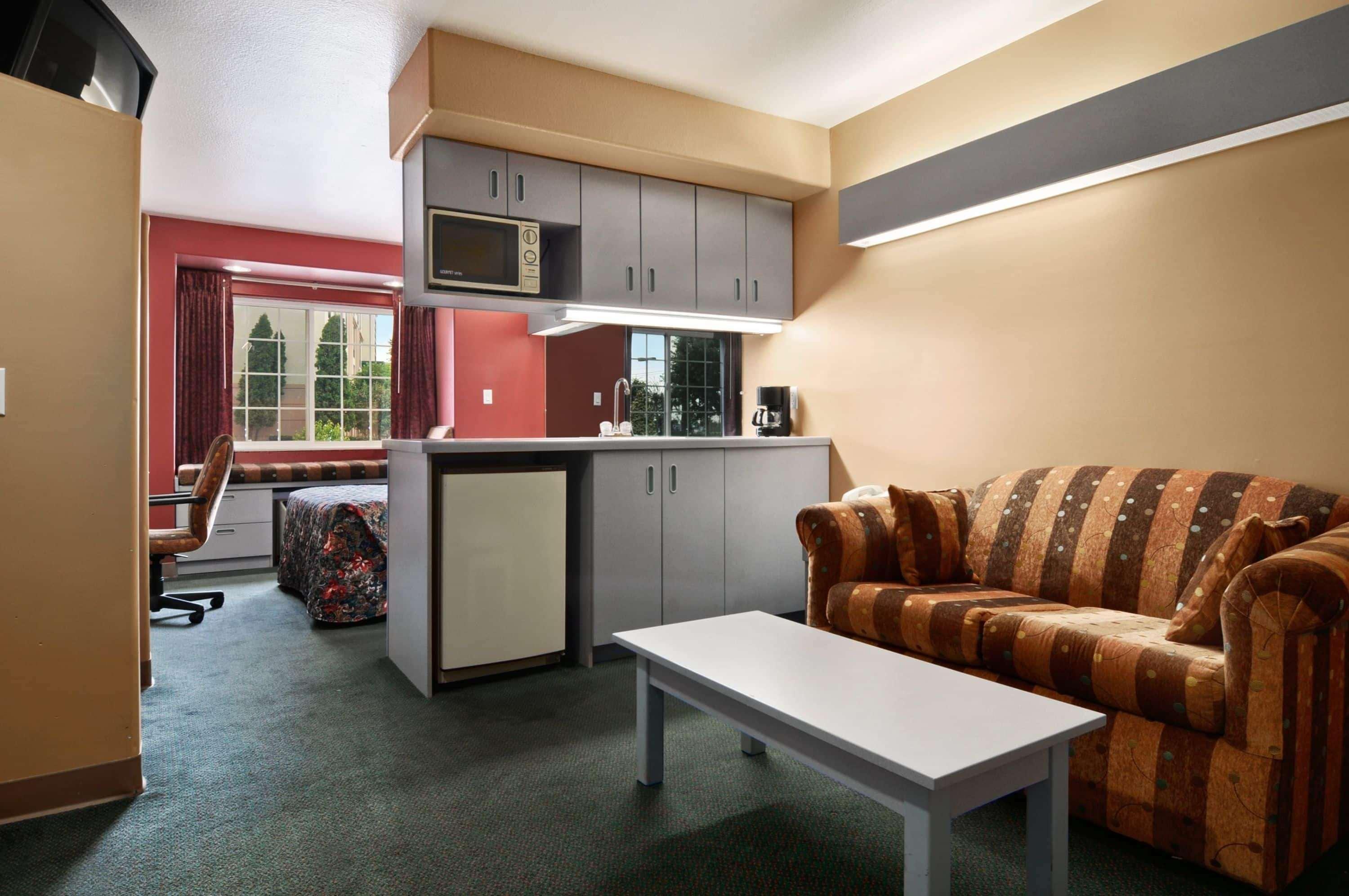 Microtel Inn And Suites Кларксвил Екстериор снимка