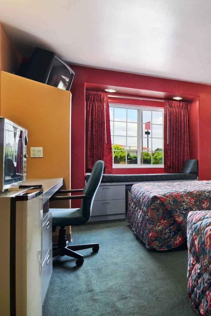 Microtel Inn And Suites Кларксвил Екстериор снимка
