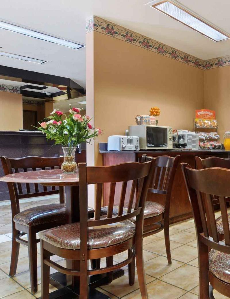 Microtel Inn And Suites Кларксвил Екстериор снимка